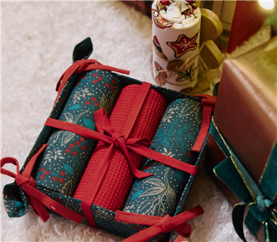 CHRISTMAS BASKET LEAVES WITH KITCHEN TOWELS SET 3PCS 2
