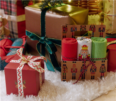 CHRISTMAS BASKET NUTCRACKER WITH KITCHEN TOWELS SET 3PCS 1